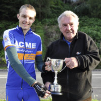 TomStoddard-receives-the-Dudley-Thomas-Memorial-Trophy-for-winning-the-5-series-Overhaul